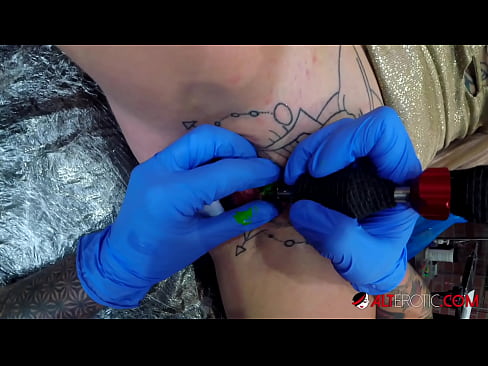 ❤️ E dashura jashtëzakonisht e bërë me tatuazhe, Sully Savage, bëri një tatuazh në klitorisin e saj ️ Pornografi anale në sq.onetubes.top ❌️❤